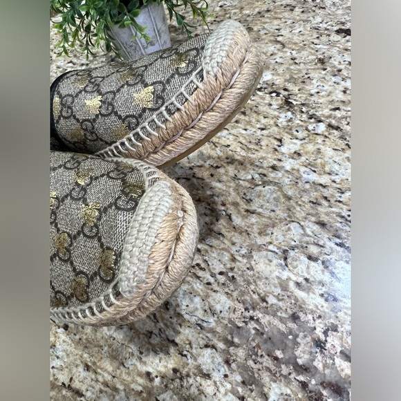 GUCCI Beige Gold GG Supreme Canvas Leather Bee Espadrilles 38 - Picture 8 of 10